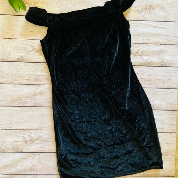 UO Velvet Off Shoulder Mini Dress - Picture 2 of 8